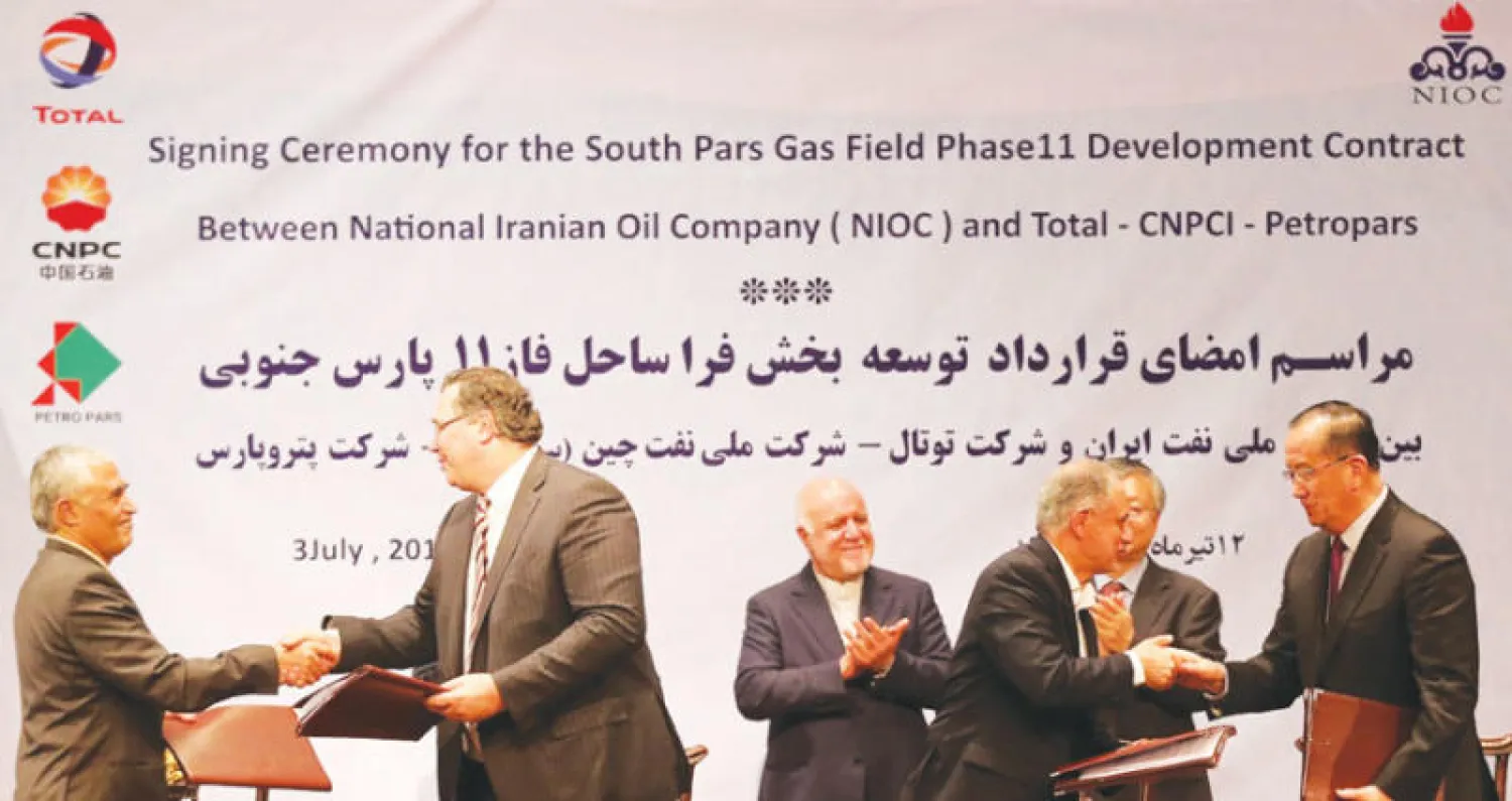 توقيع عقد تطوير حقل بارس الجنوبي بحضور وزير النفط الإيراني بيجن زنغنه وممثل «توتال» وشركة النفط الوطنية الصينية في يوليو 2017