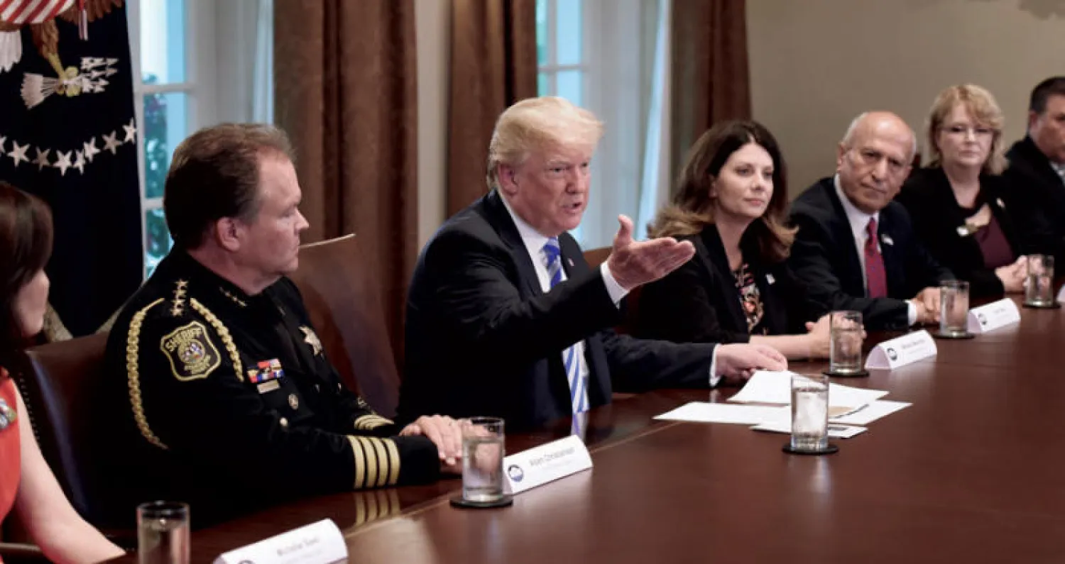 الرئيس الأميركي خلال اجتماع حول سياسات الهجرة في البيت الأبيض أول من أمس (إ.ب.أ)