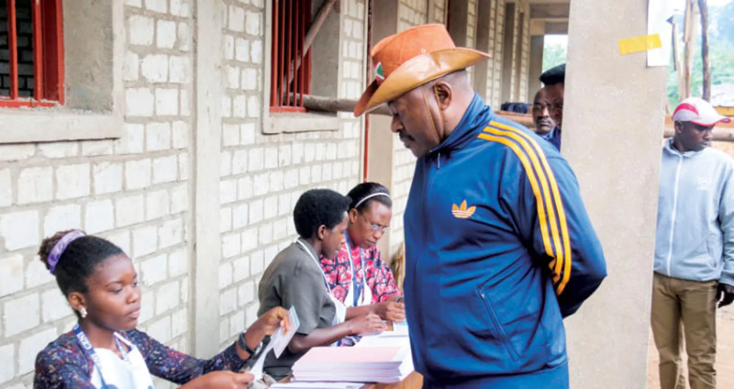 الرئيس بيير نكورنزيزا يدلي بصوته أمس في الاستفتاء الذي سيبقيه رئيساً لبوروندي حتى عام 2034 (رويترز)