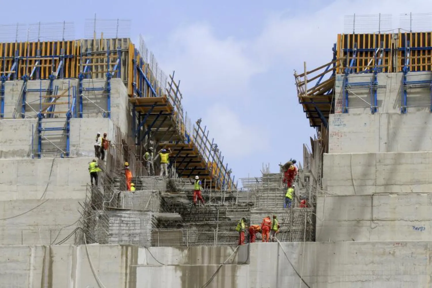 Construction workers are seen in a section of Ethiopia's Grand Renaissance Dam in Benishangul Gumuz Region, Guba Woreda, Ethiopia, March 31, 2015. (Tiksa Negeri/Reuters)
 