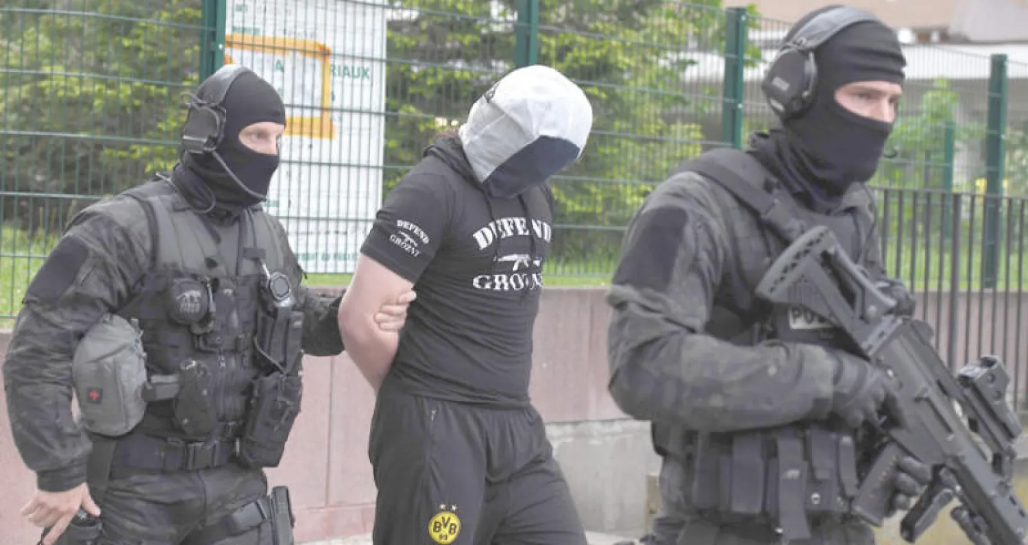 شرطة مكافحة الإرهاب الفرنسية تحتجز مشتبهاً به في مدينة ستراسبورغ أمس (أ.ف.ب)