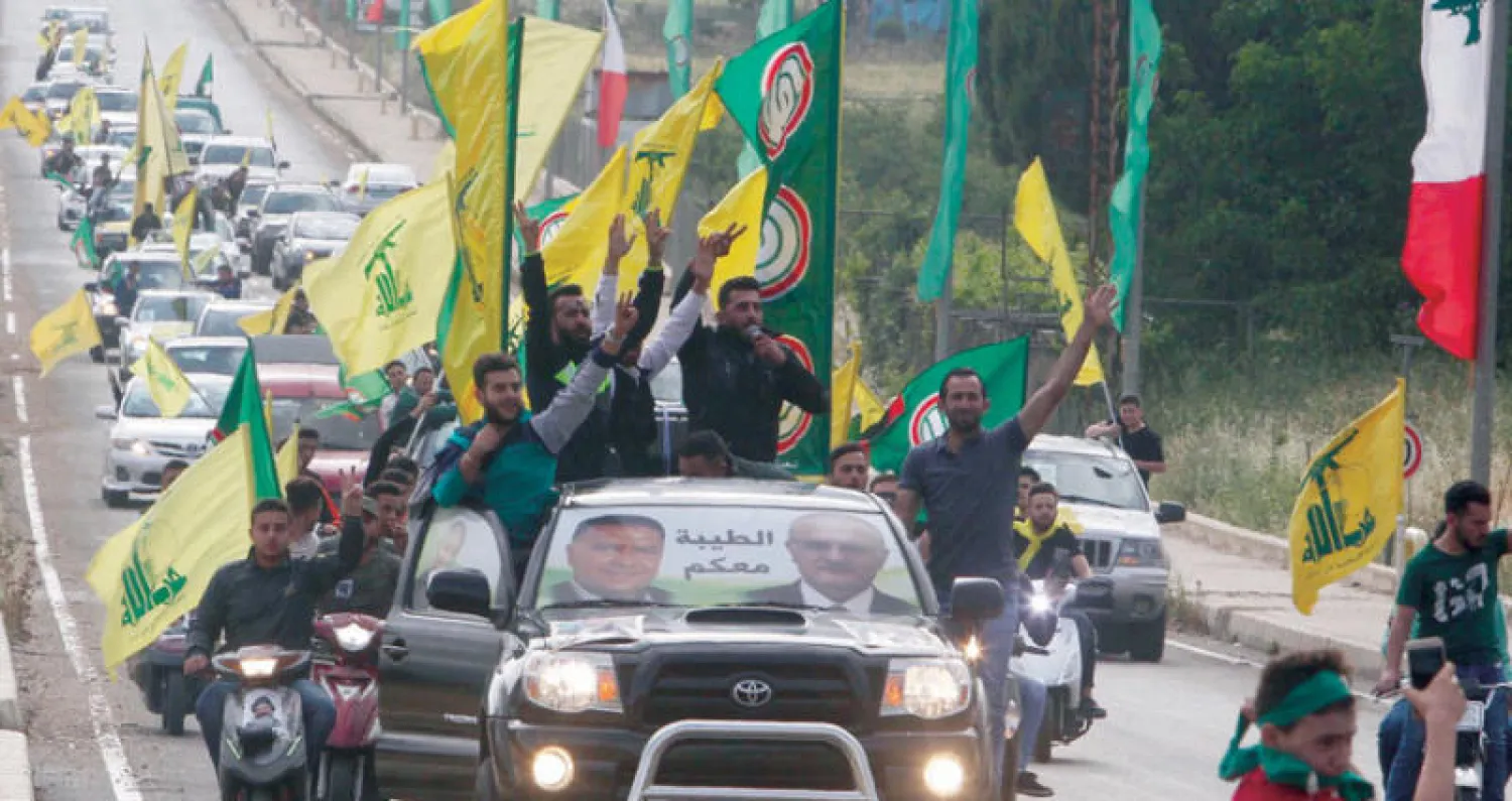 مؤيدون لـ{حزب الله} وحركة {أمل} يجوبون شوارع مرجعيون خلال الانتخابات اللبنانية الأخيرة (رويترز)
