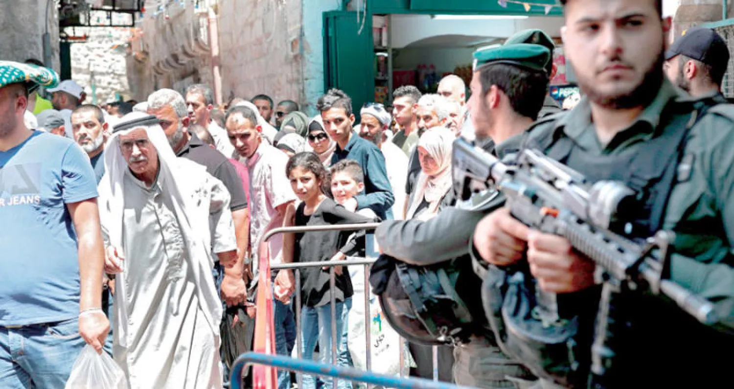 وسط تشديد أمني إسرائيلي فلسطينيون يدخلون المسجد الأقصى في أول جمعة من شهر رمضان المبارك أمس (أ.ف.ب)