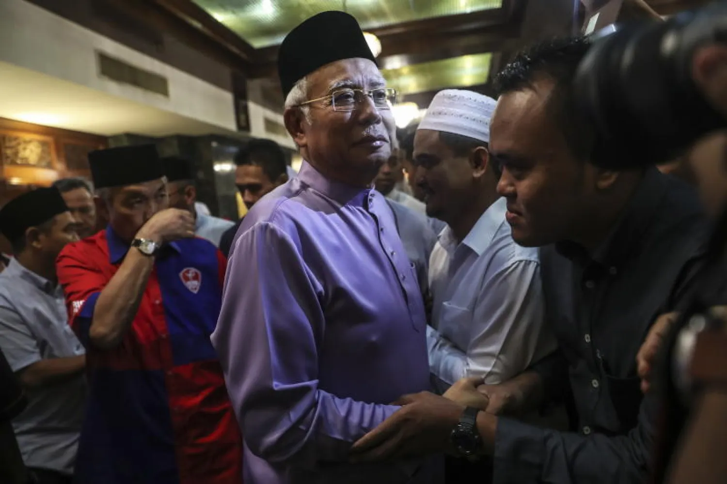 رئيس الوزراء الماليزي السابق نجيب عبد الرزاق عقب صلاة الجمعة أمس (إ.ب.أ)