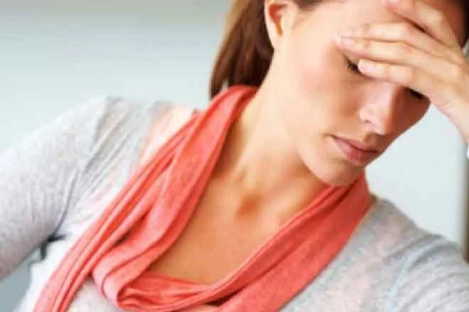 سيدة تعاني من القلق (رويترز)