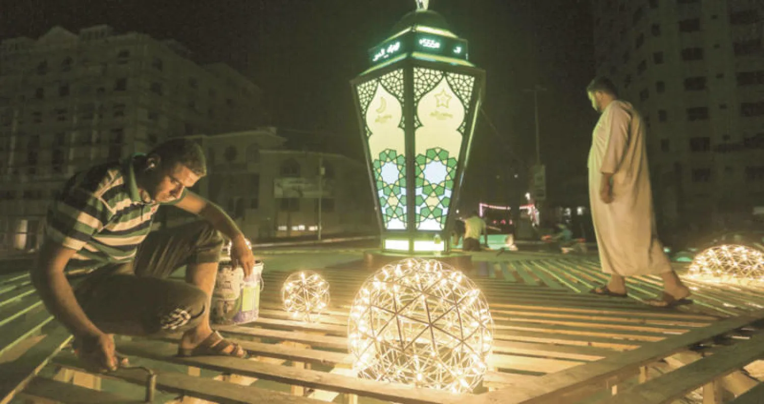 زينة رمضانية في مدينة غزة أول من أمس (أ.ف.ب)