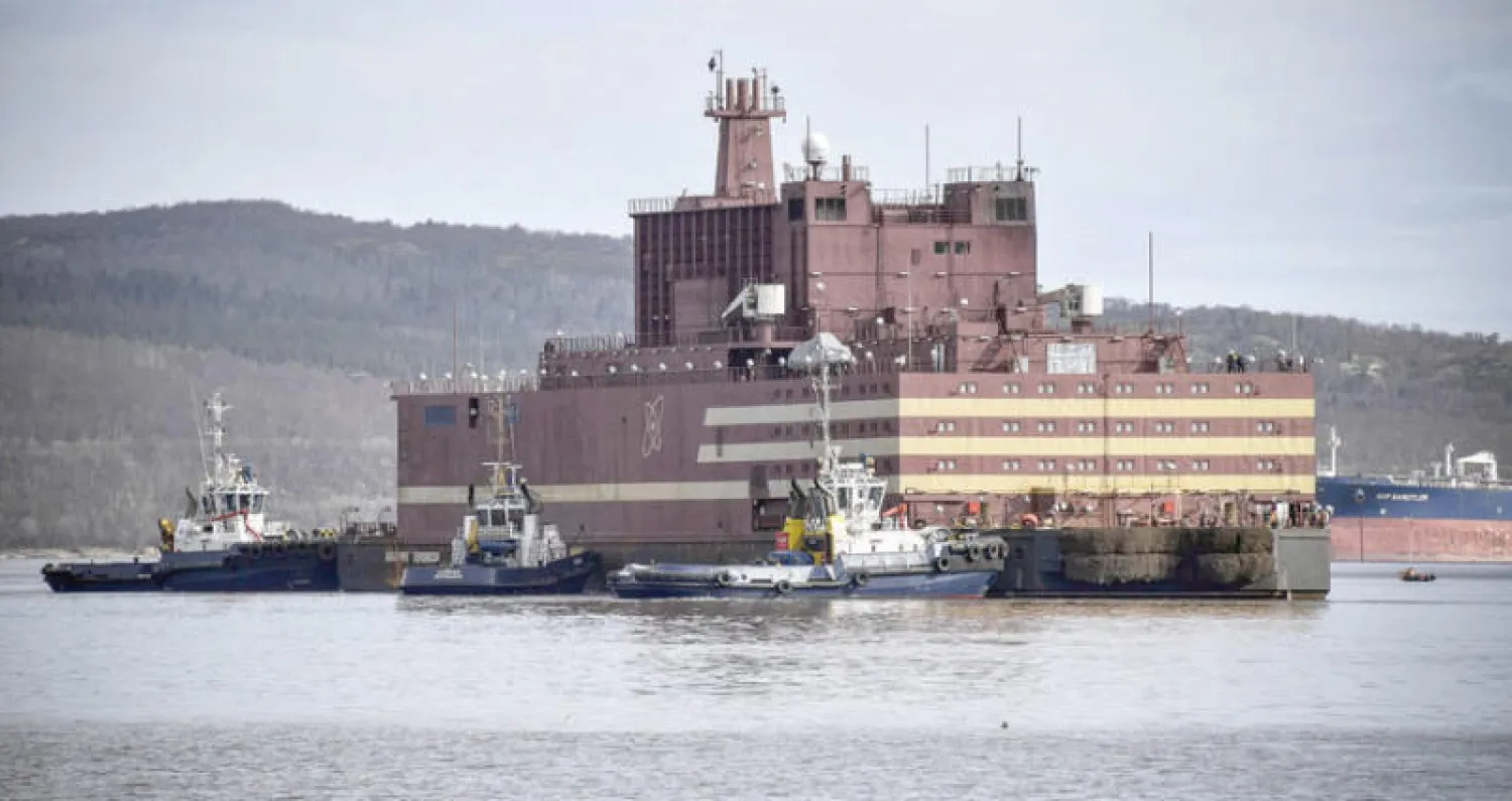 محطة «أكاديمك لومونوسوف» في مرفأ مورمانسك أمس (أ.ف.ب)