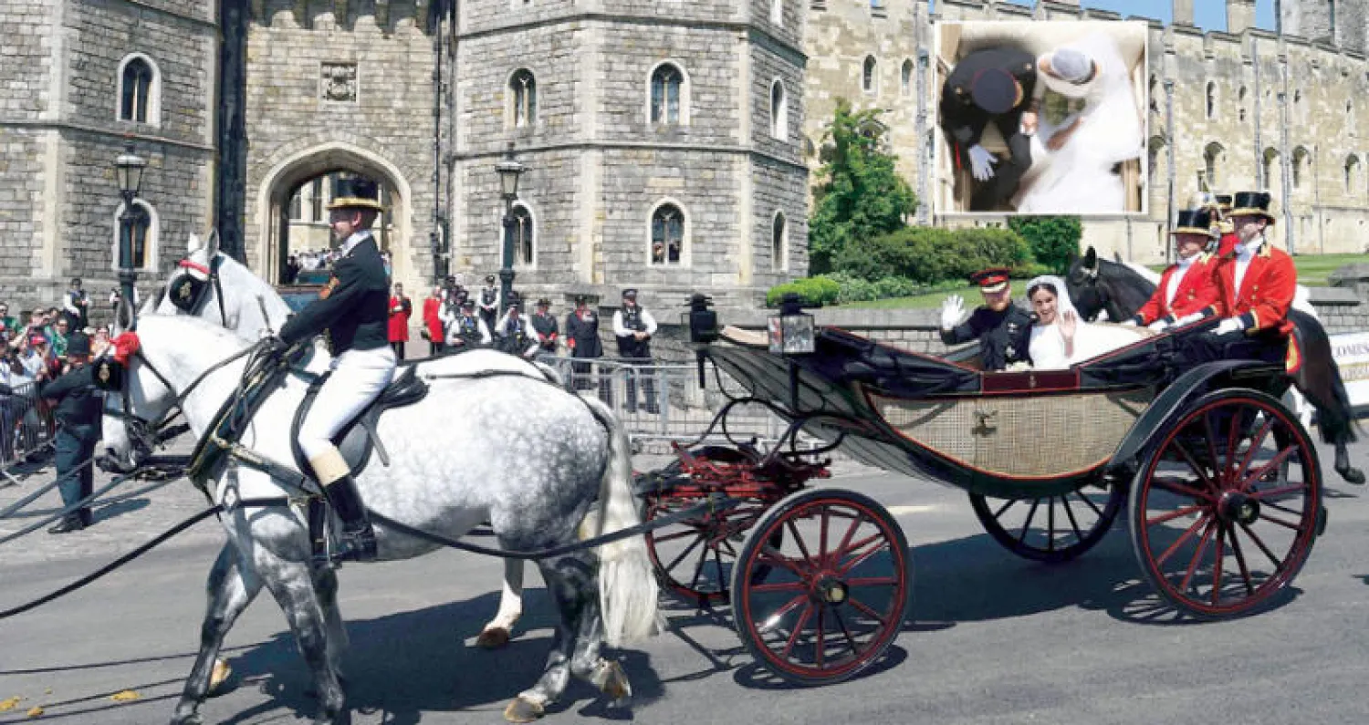 هاري وميغان اللذان منحتهما الملكة لقبي دوق ودوقة ساسكس خلال جولة في شوارع وندسور بعد إنتهاء مراسم زفافهما في كنيسة سانت جورج والذي شهده 600 شخص (أ.ف.ب)