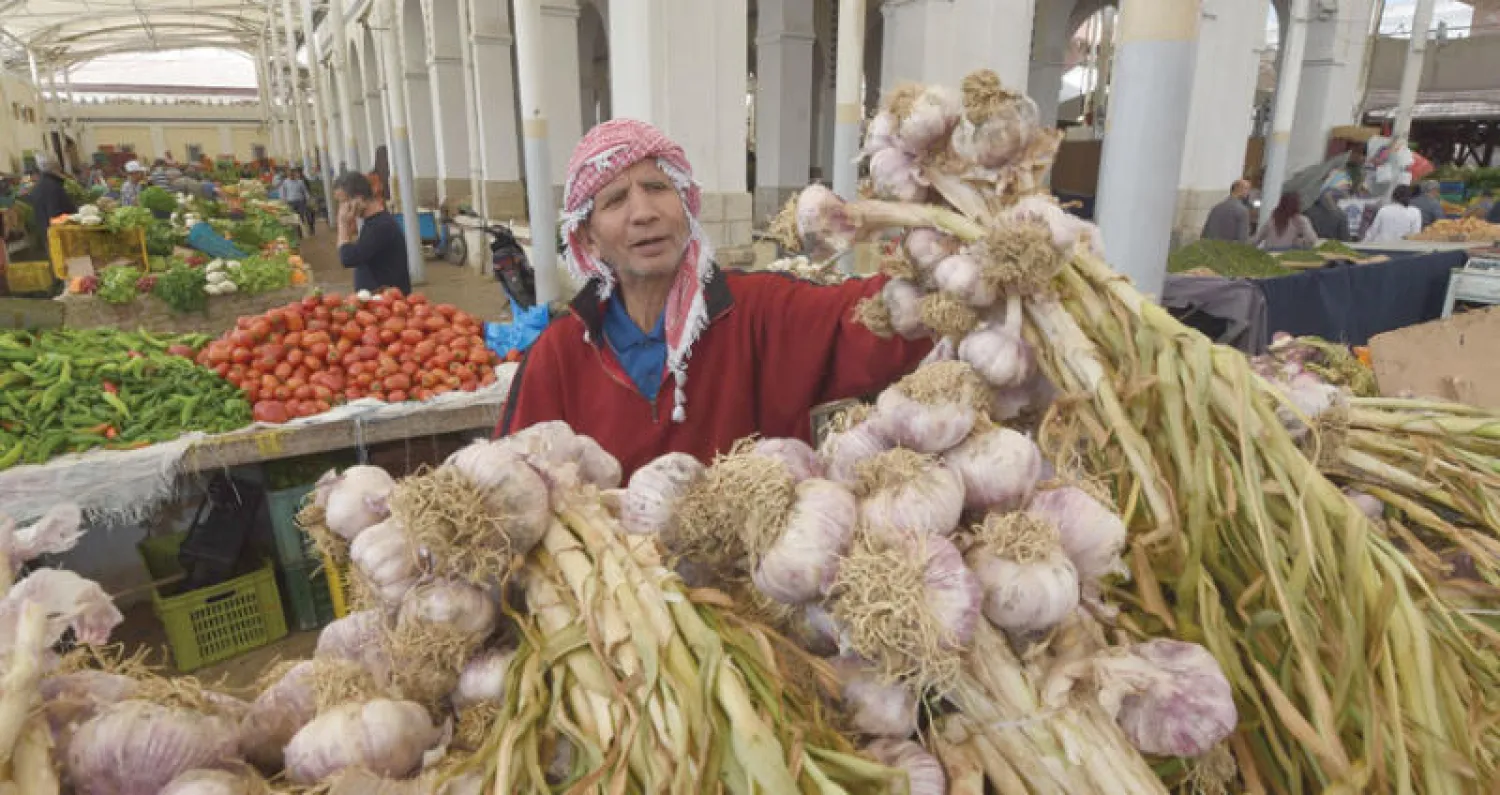 بائع خضار في إحدى الأسواق الشعبية بتونس (أ.ف.ب)