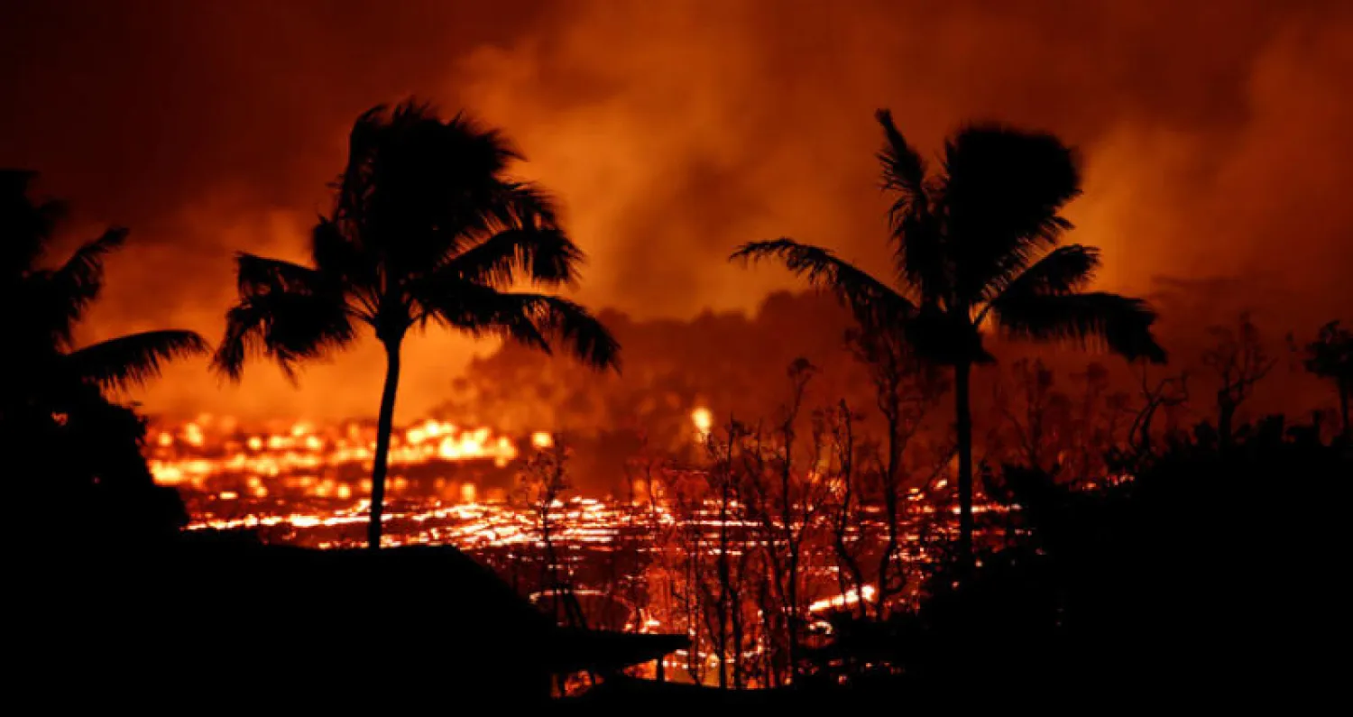 الحمم تنطلق من بركان كيلاوايا في مشارف مدينة باهوا (رويترز)