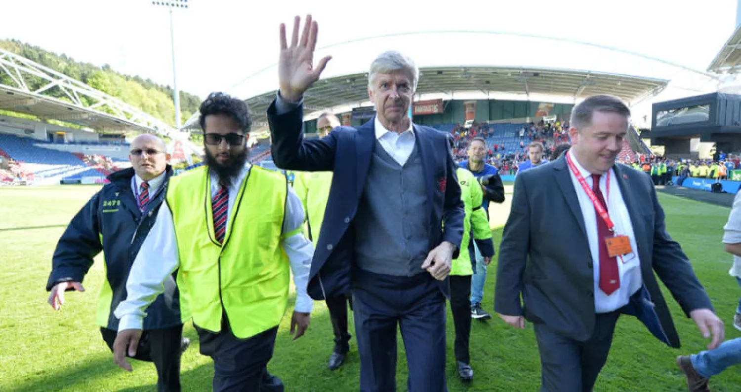 فينغر بعد آخر مباراة له مع آرسنال أمام هيدرسفيلد (رويترز)