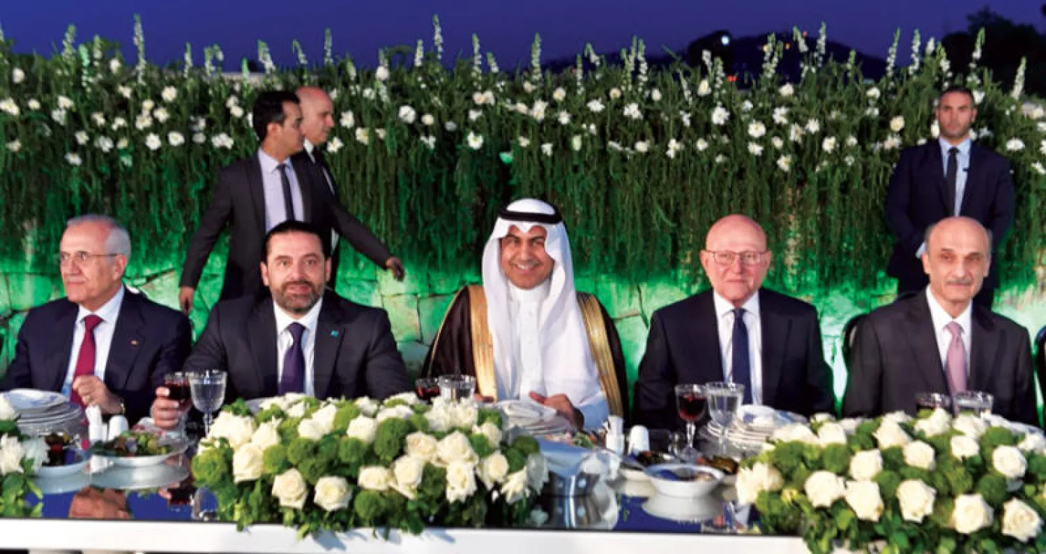 جانب من إفطار السفارة السعودية في بيروت ويبدو سعد الحريري وميشال سليمان وتمام سلام وسمير جعجع يتوسطهم المستشار في الديوان الملكي السعودي نزار العلولا («الشرق الأوسط»)