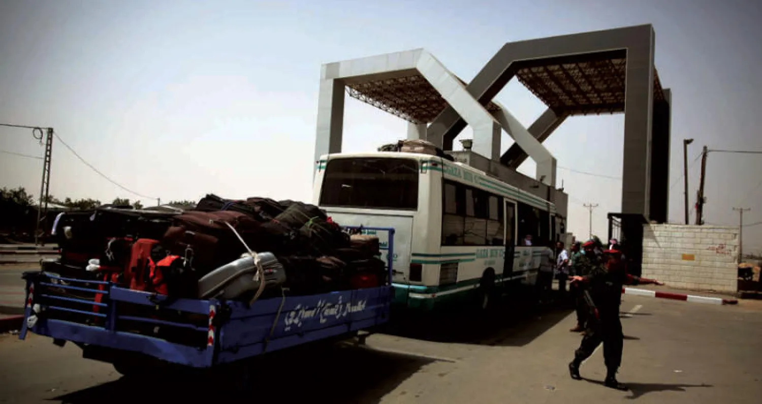 حافلة ركاب في طريقها لاجتياز معبر رفح باتجاه الأراضي المصرية بعد فتح المعبر (أ.ب)