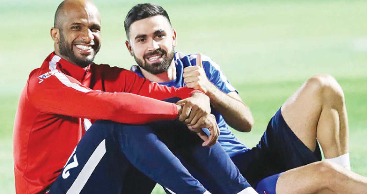 عمر خريبين والحبسي خلال الحصة التدريبية للفريق أول من أمس  (المركز الإعلامي لنادي الهلال)