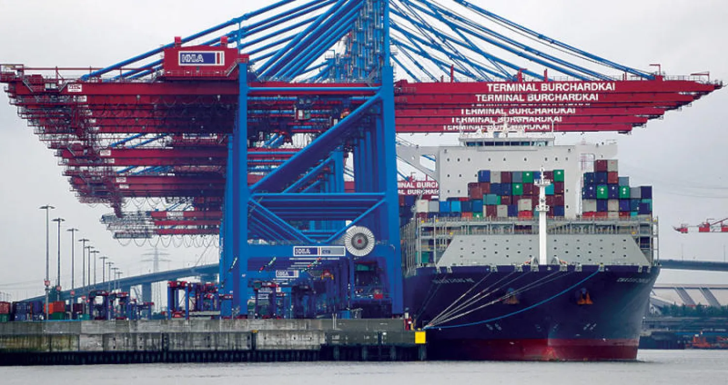 سفينة شحن صينية لدى تحميلها في ميناء هامبورغ (أ.ب)