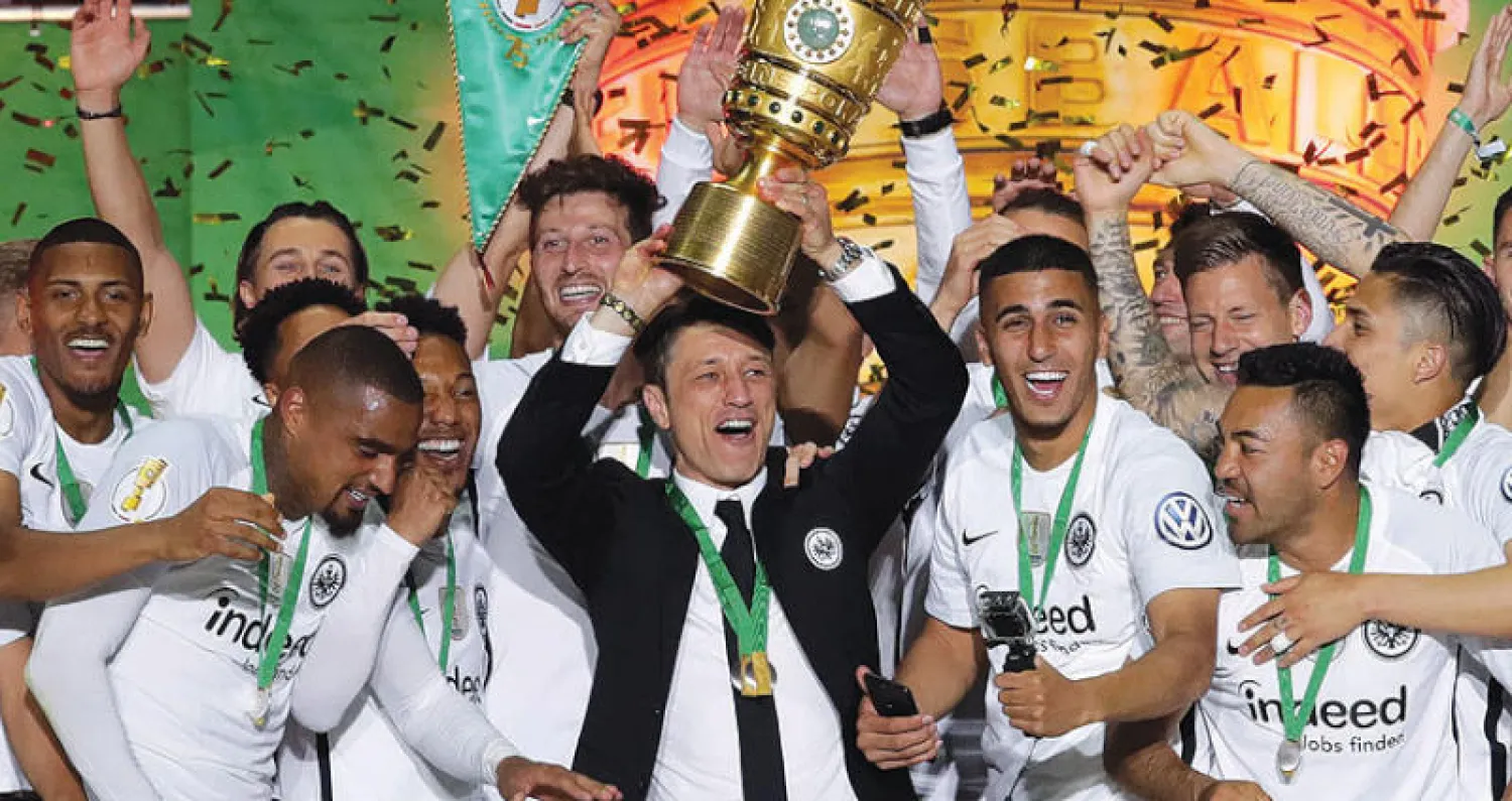 كوفاتش يتوسط لاعبي إينتراخت فرانكفورت على منصة التتويج بكأس ألمانيا (إ.ب.أ)