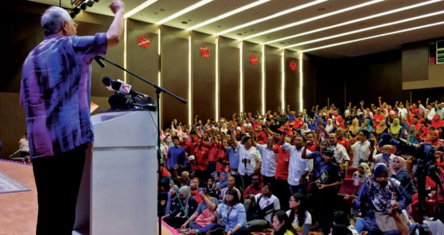 نجيب رزاق يخاطب أنصاره في بيكان أمس (أ.ب)