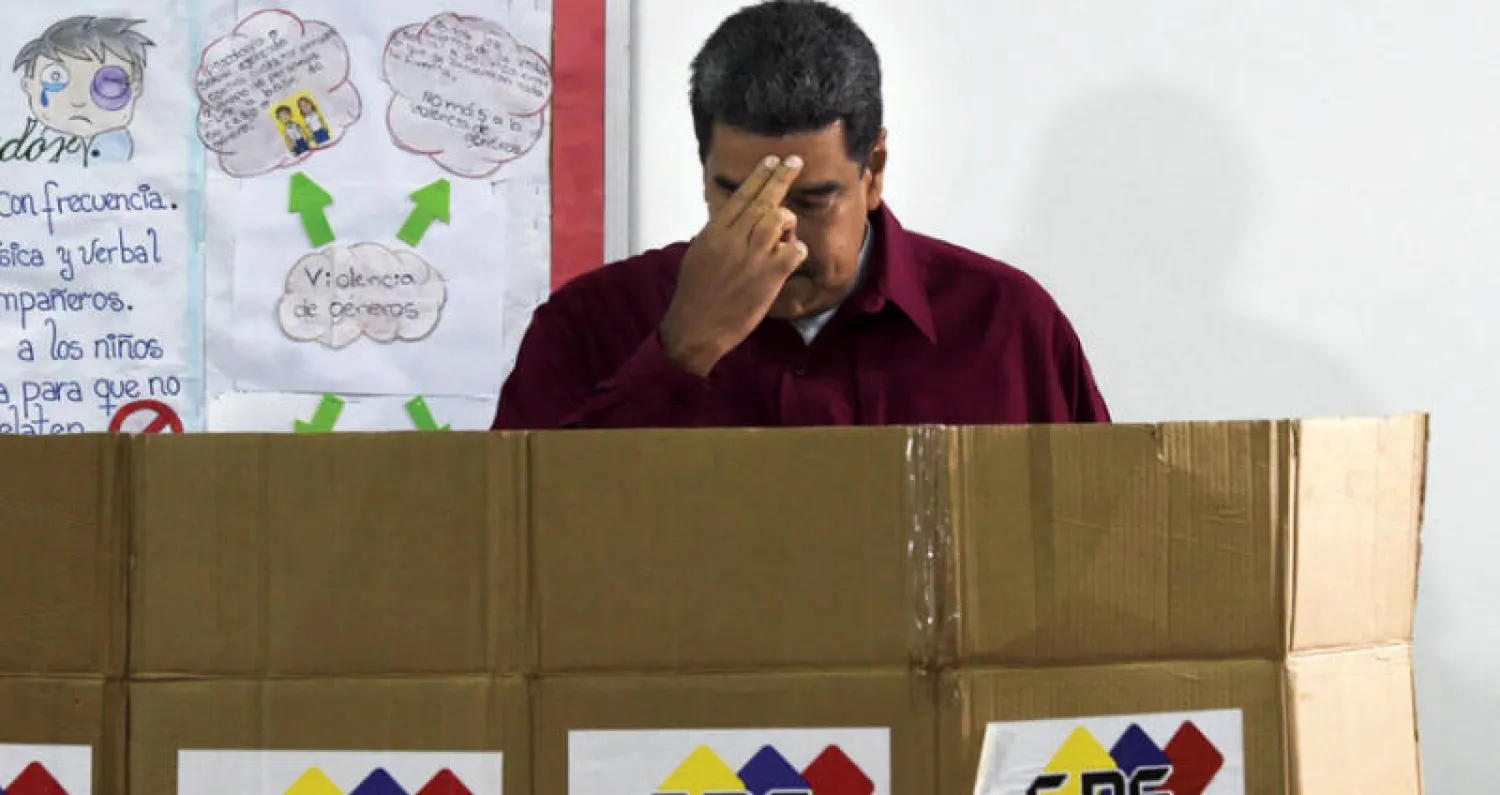 مادورو خلال الإدلاء بصوته في كراكاس أمس (أ.ف.ب)