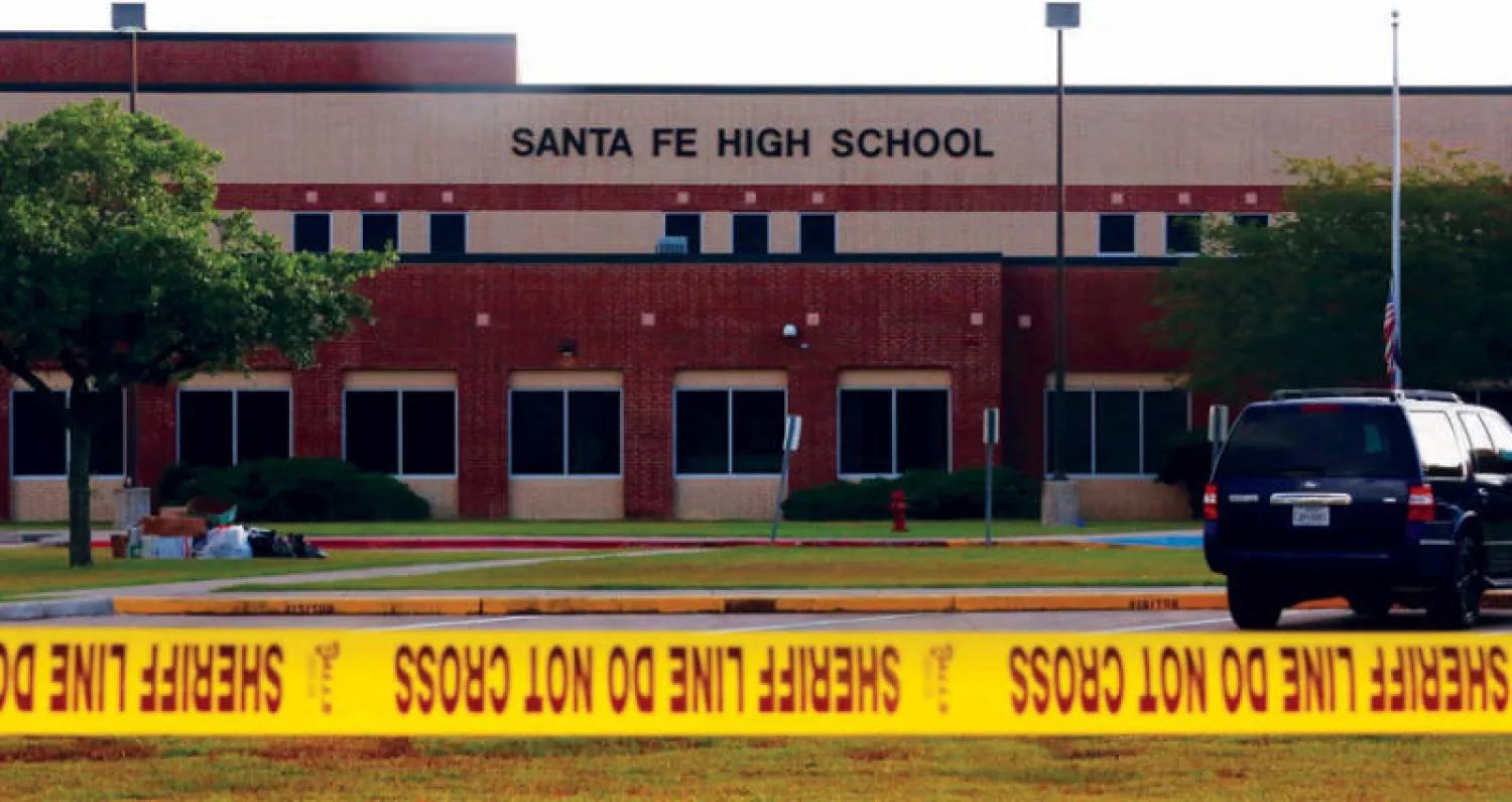 الشرطة منعت الدخول إلى المدرسة التي شهدت حادثة إطلاق النار في سانتا في (رويترز)