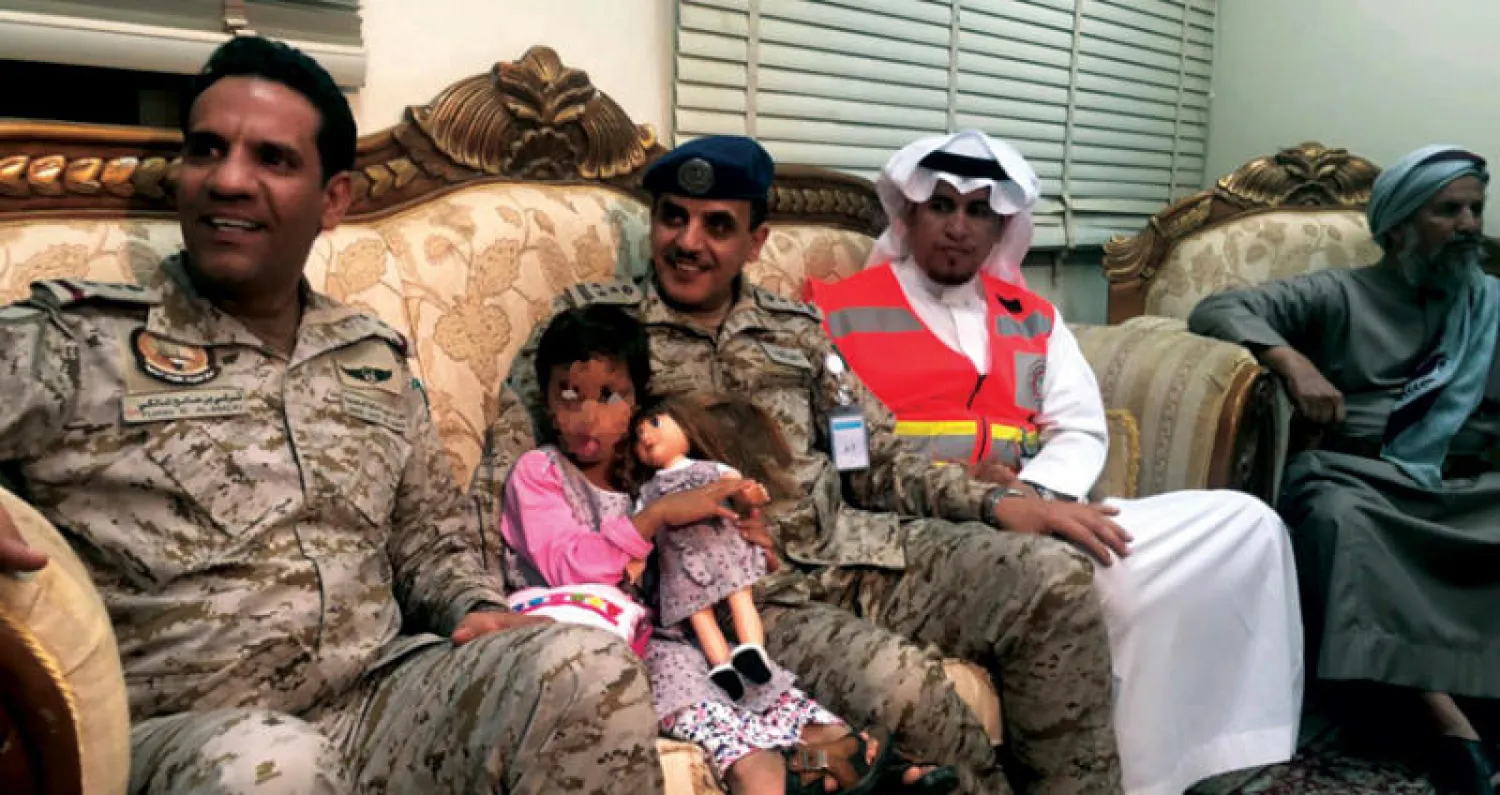 الطفلة جميلة لحظة تسليمها إلى الحكومة الشرعية مساء أول من أمس («الشرق الأوسط»)