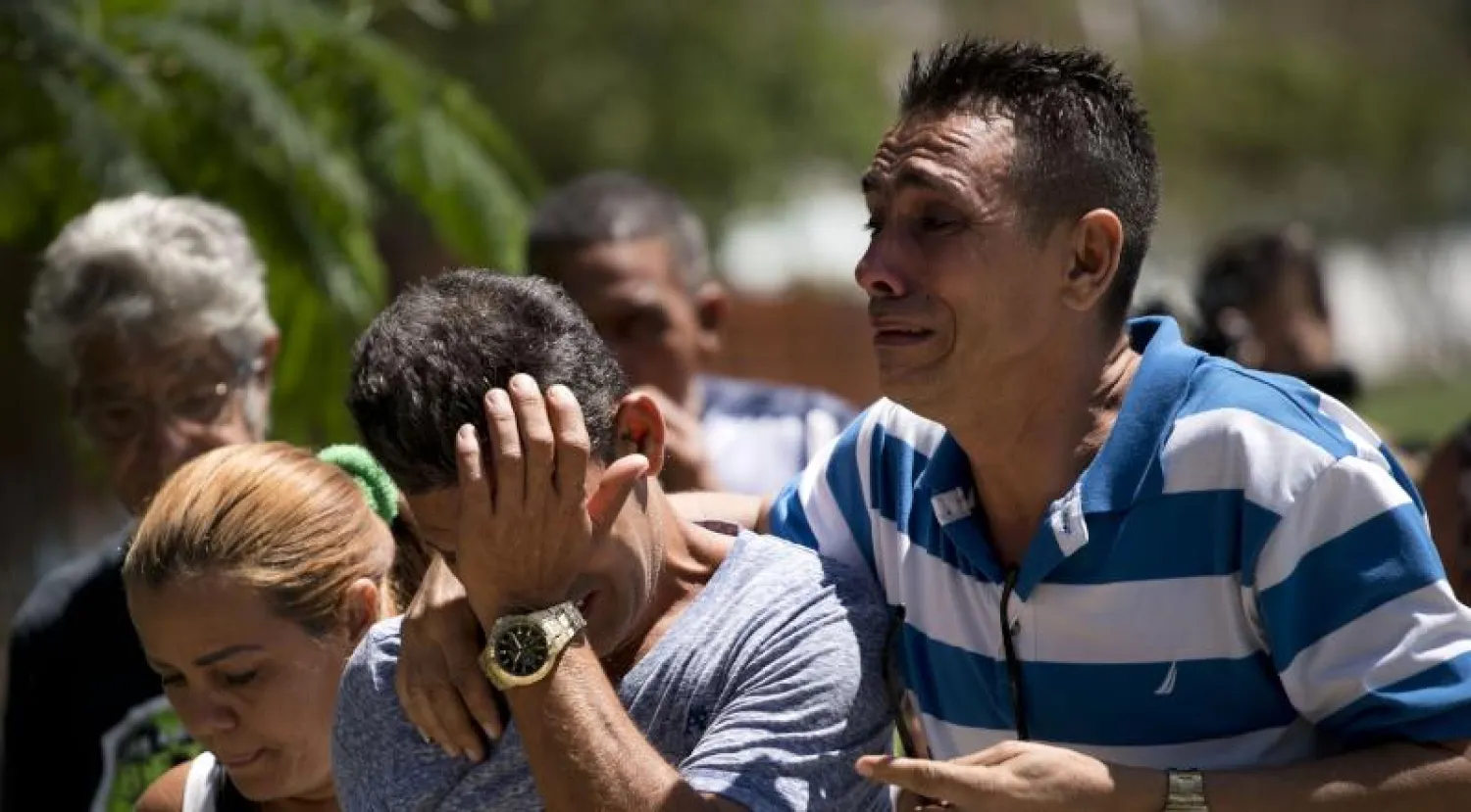 أهالي بعض الضحايا الذين لقوا مصرعهم في حادث الطائرة (أ.ب)