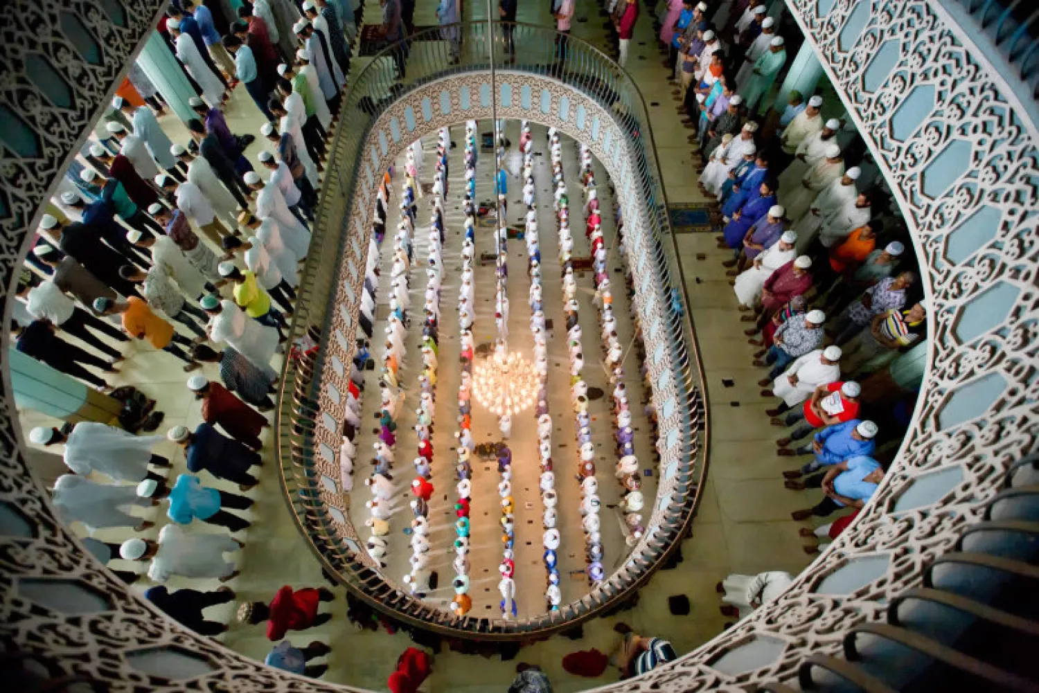 مسلمون يؤدون الصلاة في أحد المساجد دكا ببنغلاديش