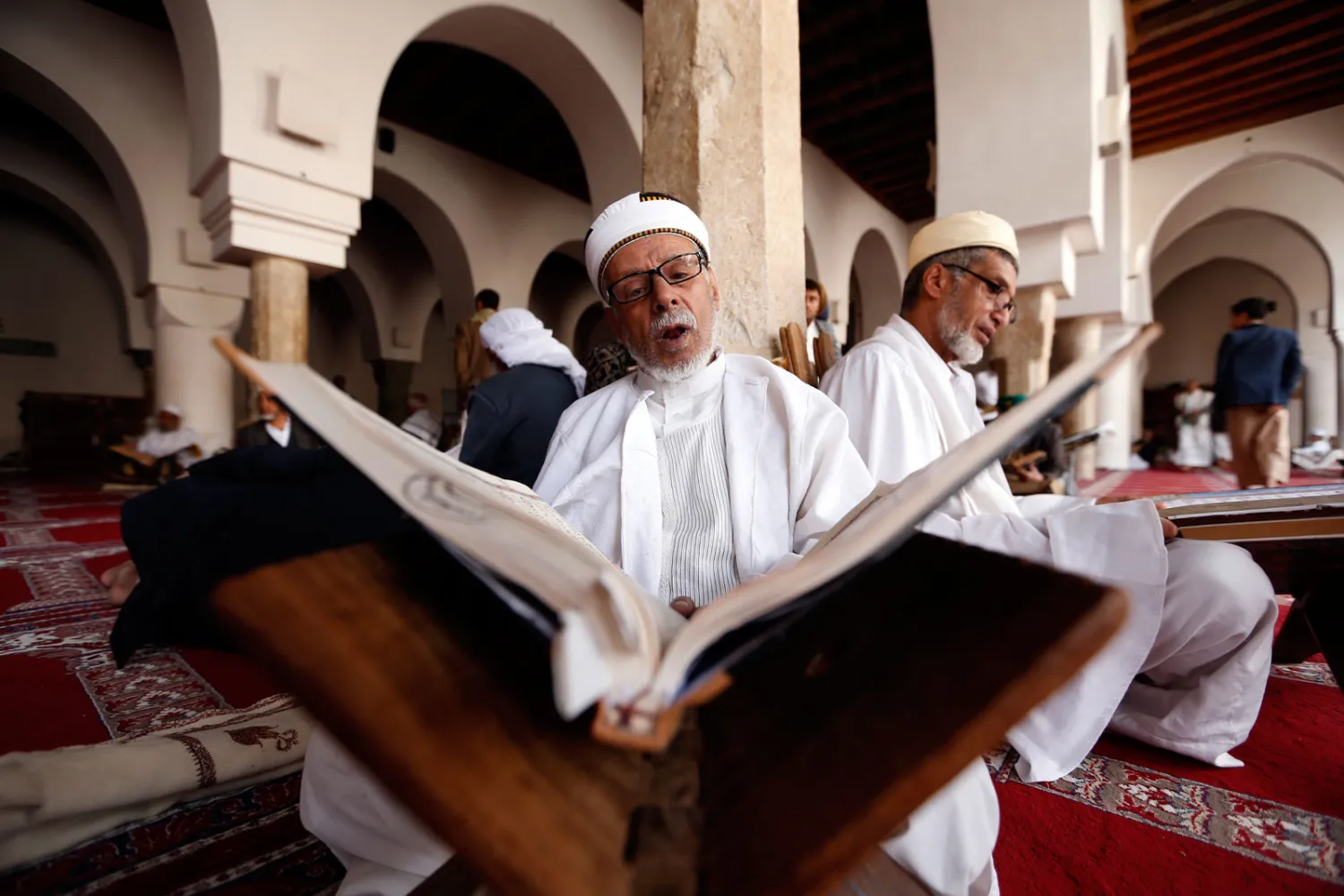رجل يقرأ القرأن في أحد مساجد صنعاء باليمن