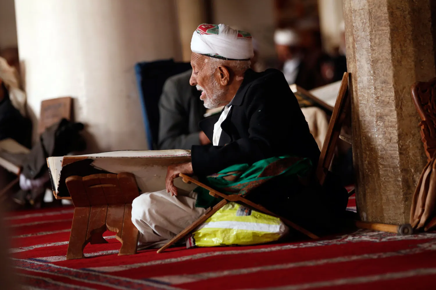 رجل يقرأ القرأن في أحد مساجد صنعاء باليمن