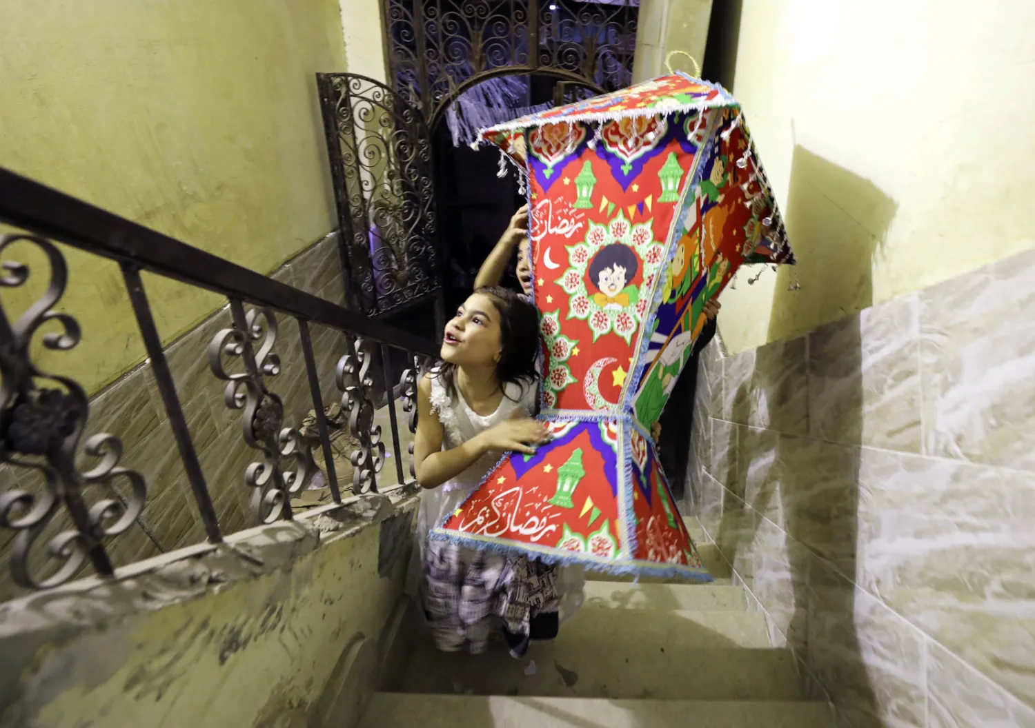 طفلة من القاهرة تحمل فانوس رمضان