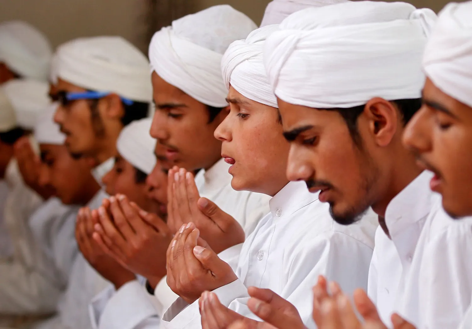 أطفال وشباب في مركو المدرسة الإسلامية يدعون في الهند