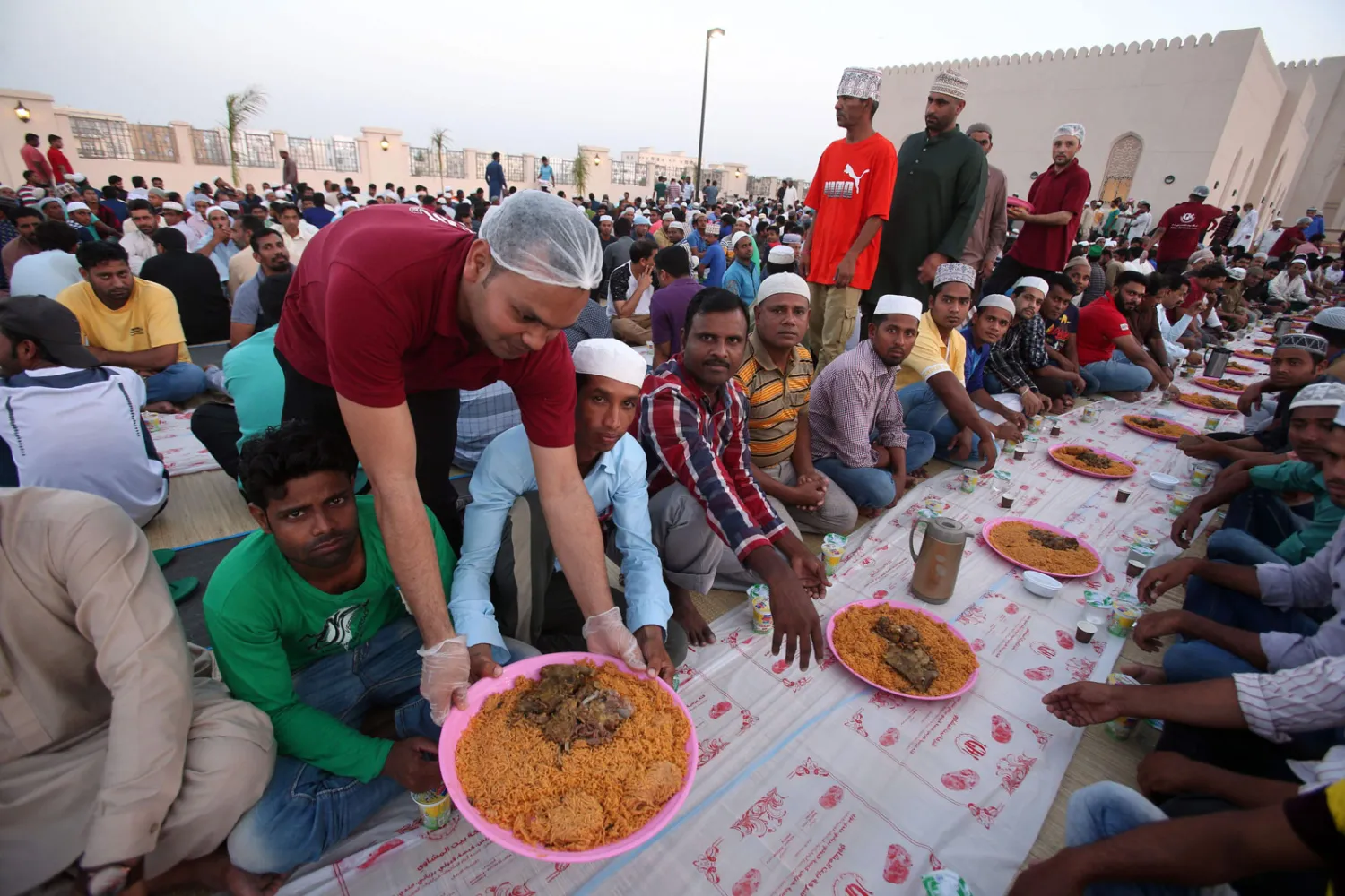 توزيع الطعام بالقرب من مسجد السيدة فاطمة في سلطنة عمان
