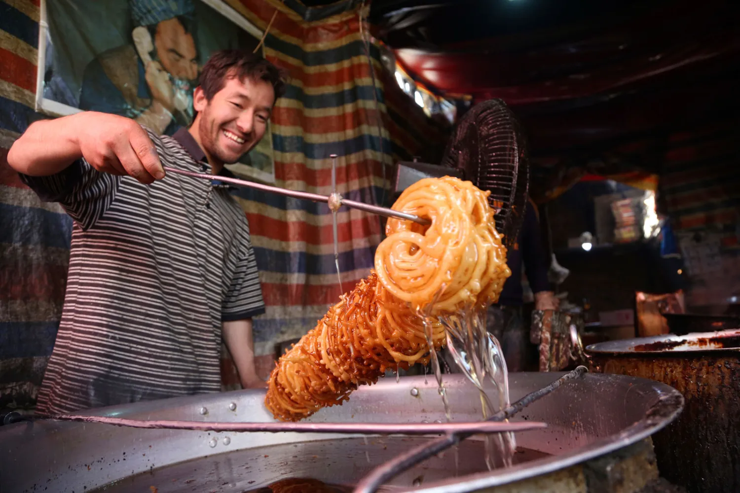 رجل يبيع حلوى رمضانية في أفغانستان