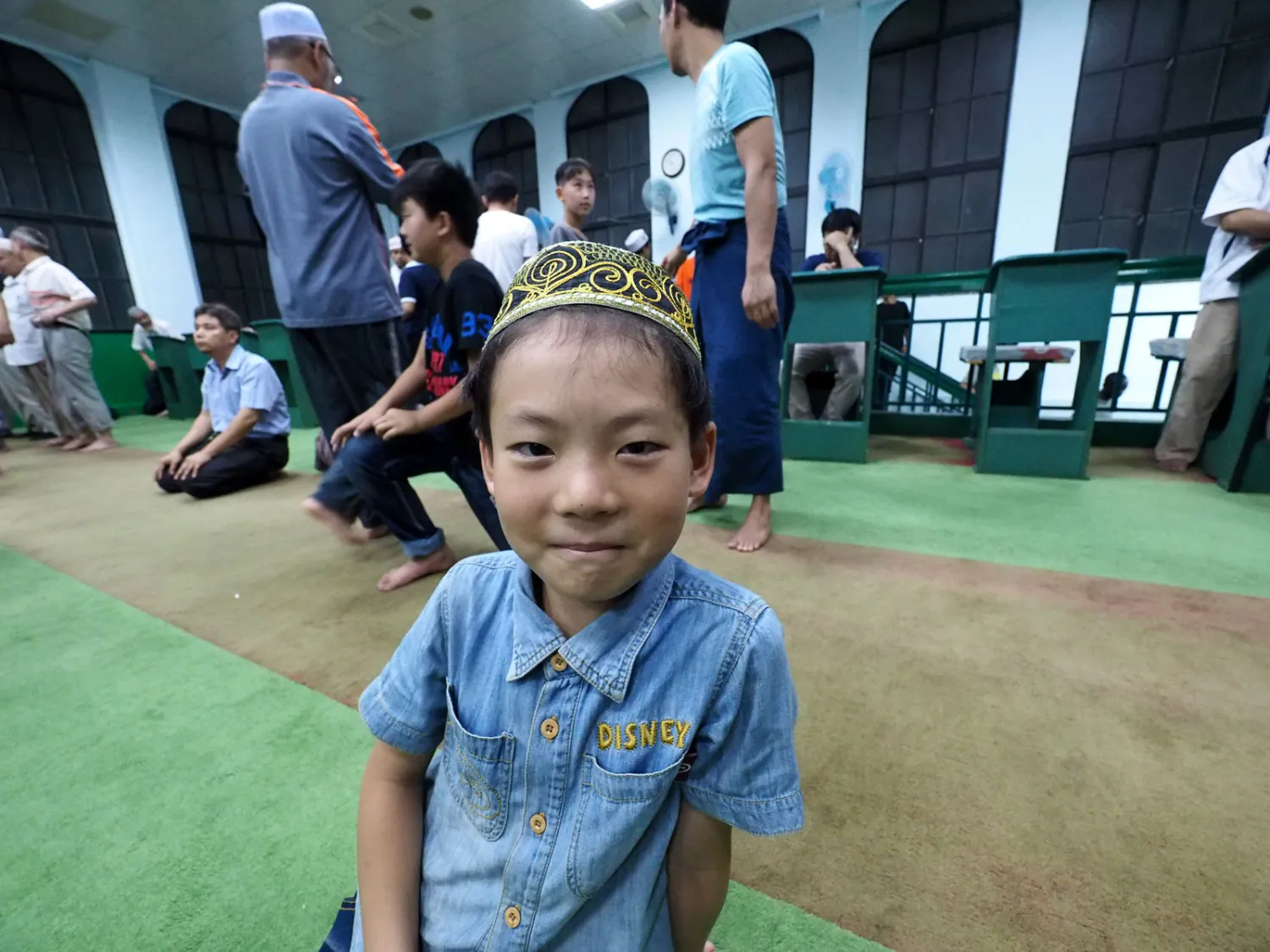 طفل يبتسم في مسجد لونغانغ في تايوان