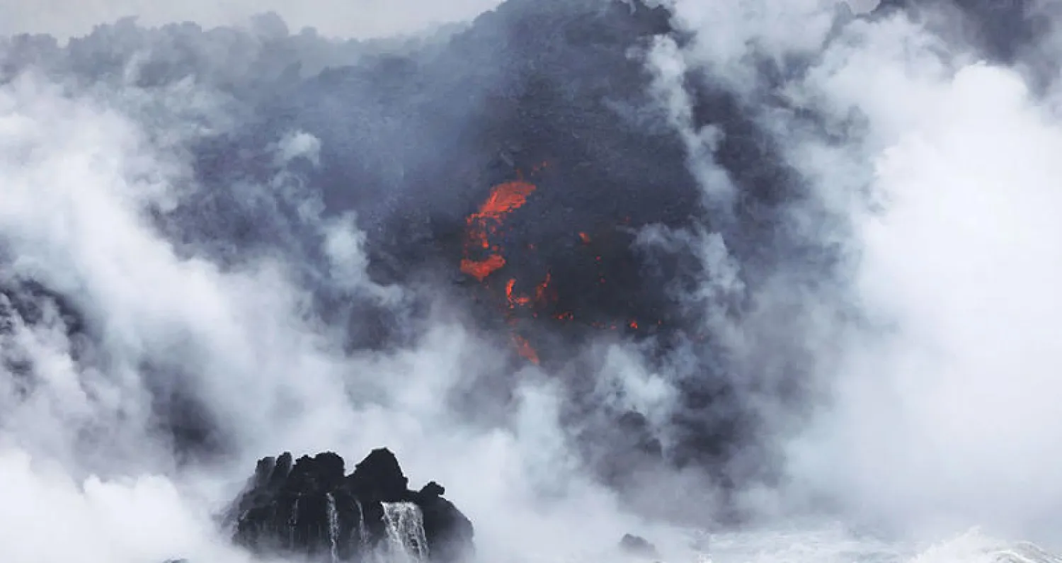 الحمم البركانية تصل للمحيط في هاواي (أ.ف.ب)