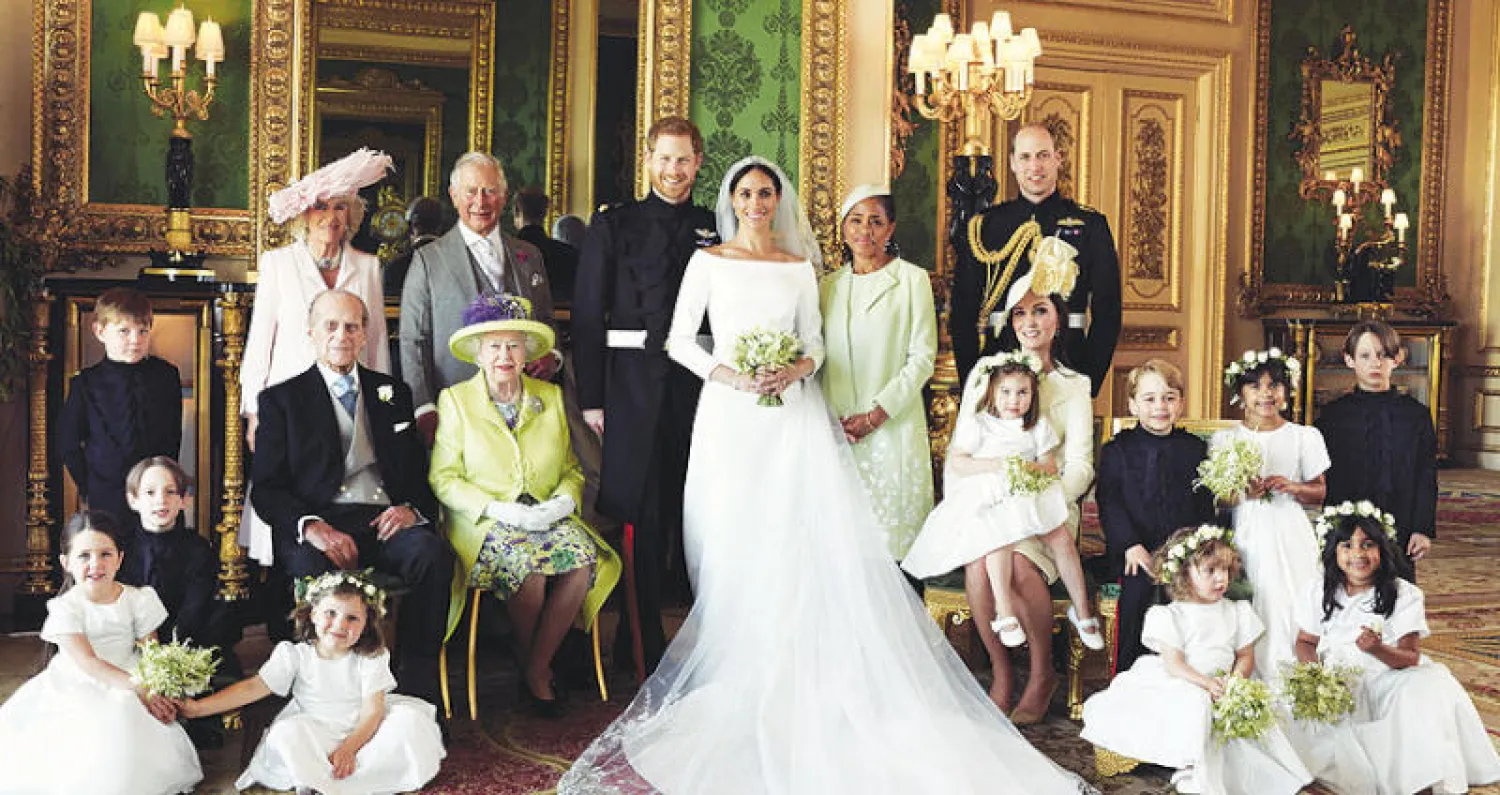ميغان تتوسط العائلة المالكة في صورة جماعية بعد الزفاف في قلعة ويندسور (رويترز)