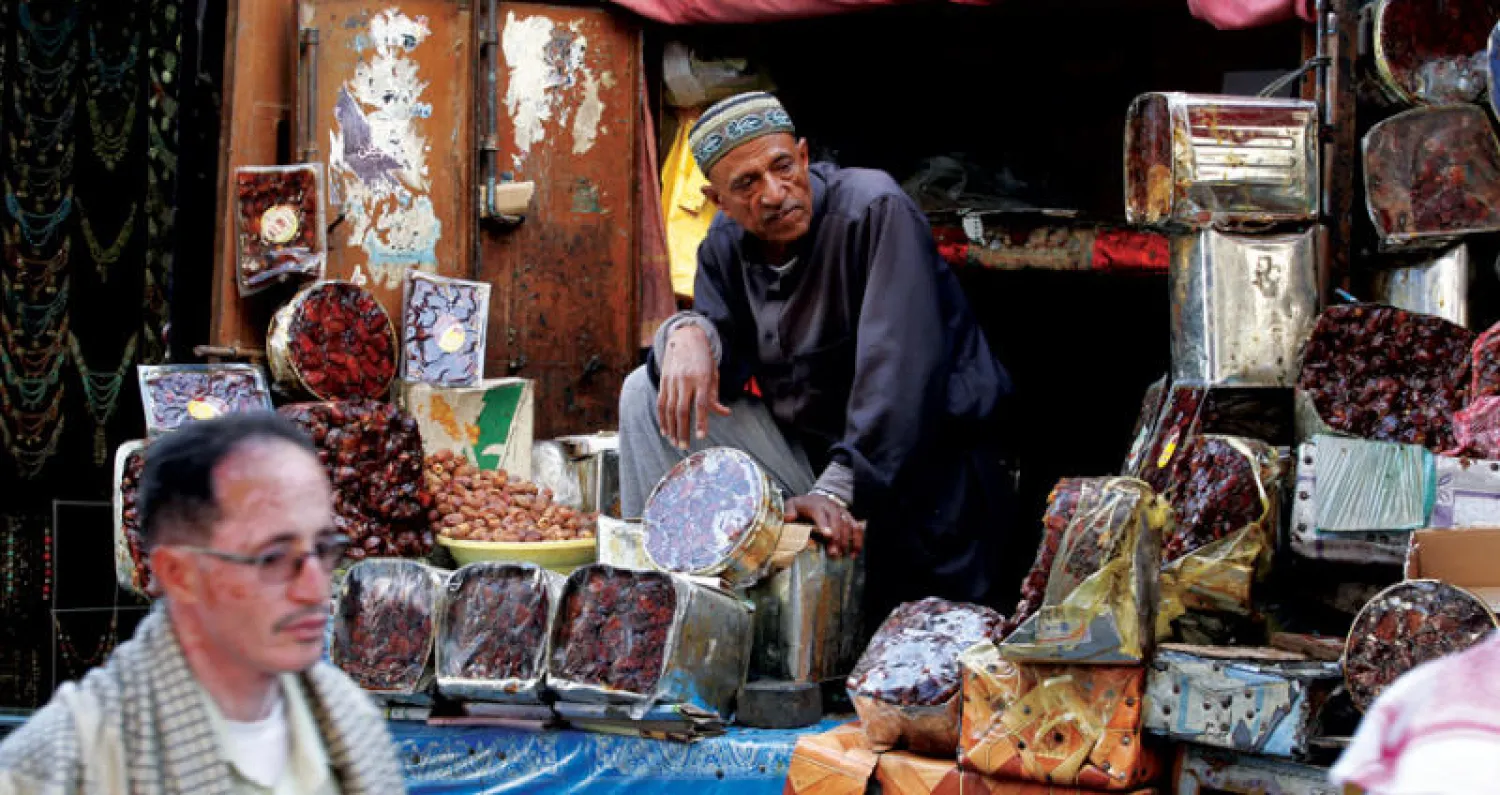 صاحب محل يبيع التمور ينتظر الزبائن في صنعاء مساء أول من أمس (إ.ب.أ)