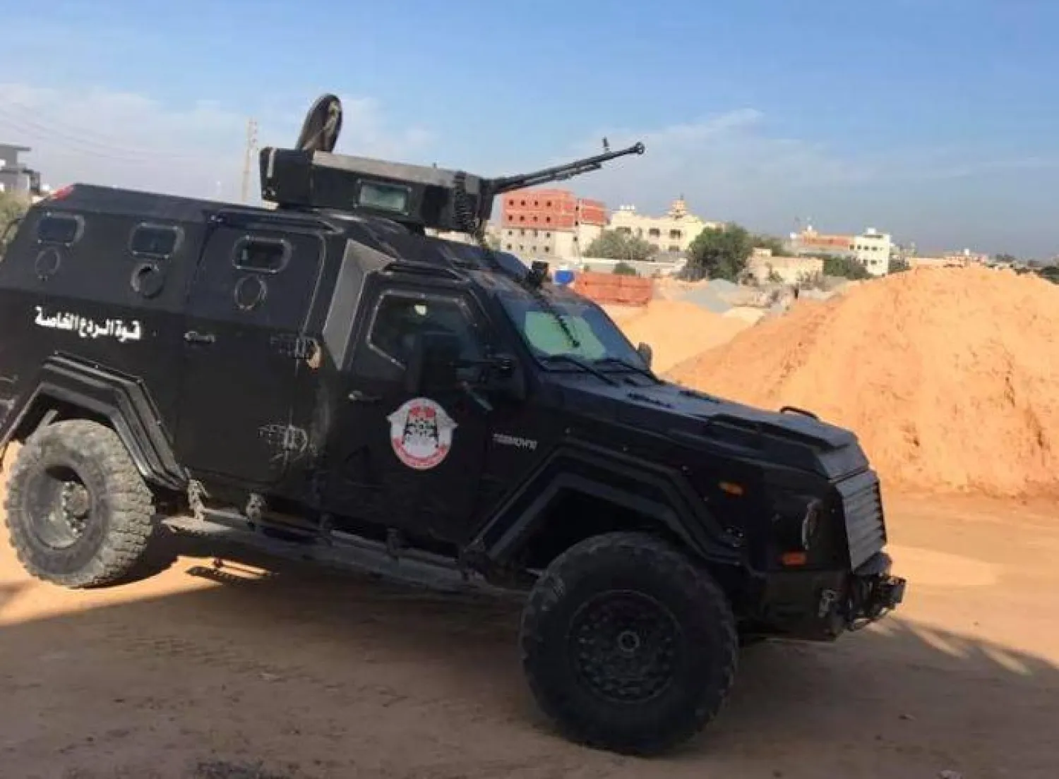 صورة من الصفحة الرسمية لقوة «الردع الخاصة» على «فيسبوك» لمدرعة تابعة لها