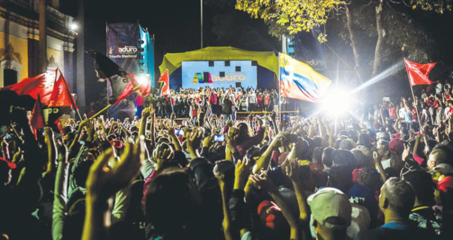 مادورو يخاطب أنصاره بعد الإعلان عن نتائج الانتخابات في كاراكاس مساء أول من أمس (أ.ف.ب)