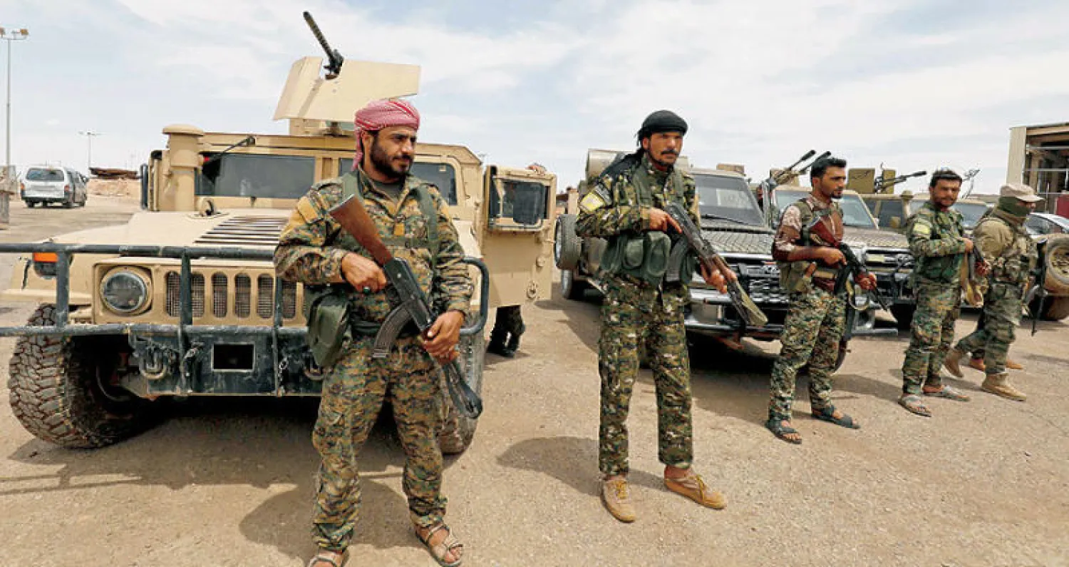 مقاتلون من «سوريا الديمقراطية» قرب حقل التنك النفطي مطلع الشهر استعداداً لشن هجوم على «داعش» في البوكمال (أ.ف.ب)