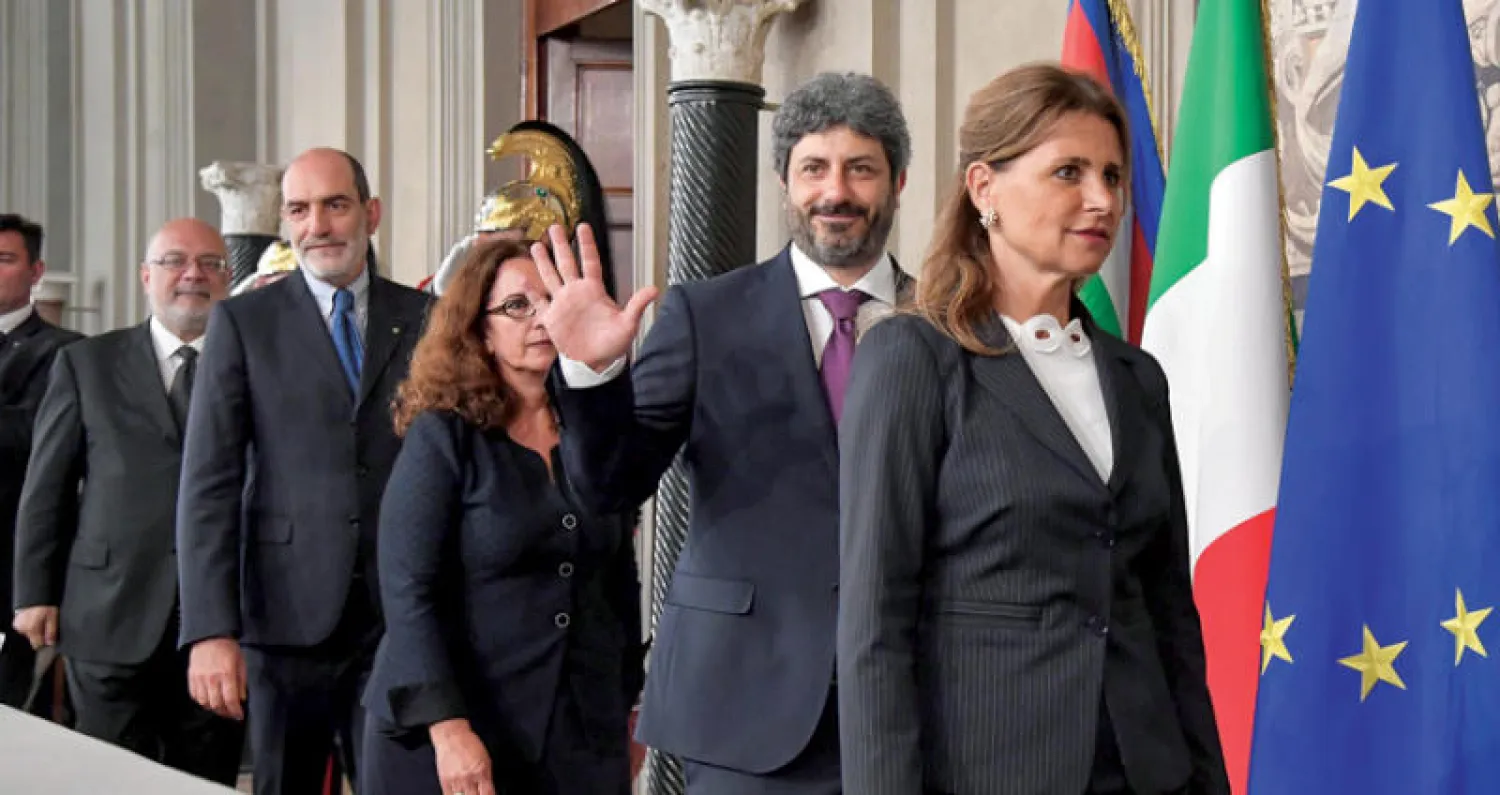 رئيس مجلس النواب روبرتو فيكو (الثاني من اليمين) ورئيسة مجلس الشيوخ إليزابيتا ألبرتي كاسيلاتي (الثالثة من اليمين) (إ.ب.أ)