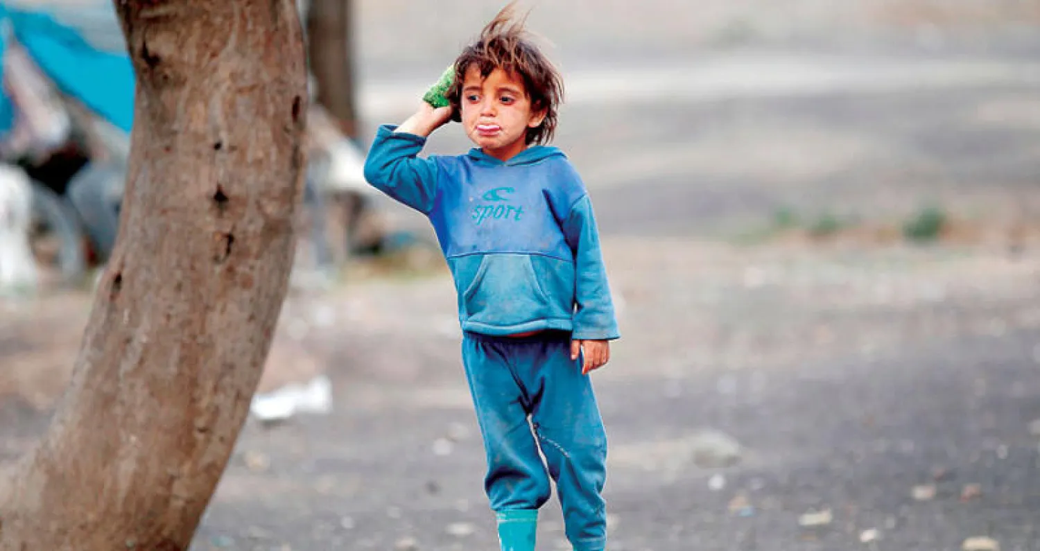 طفلة يمنية بمخيم للنازحين في إحدى ضواحي صنعاء أول من أمس (أ.ف.ب)