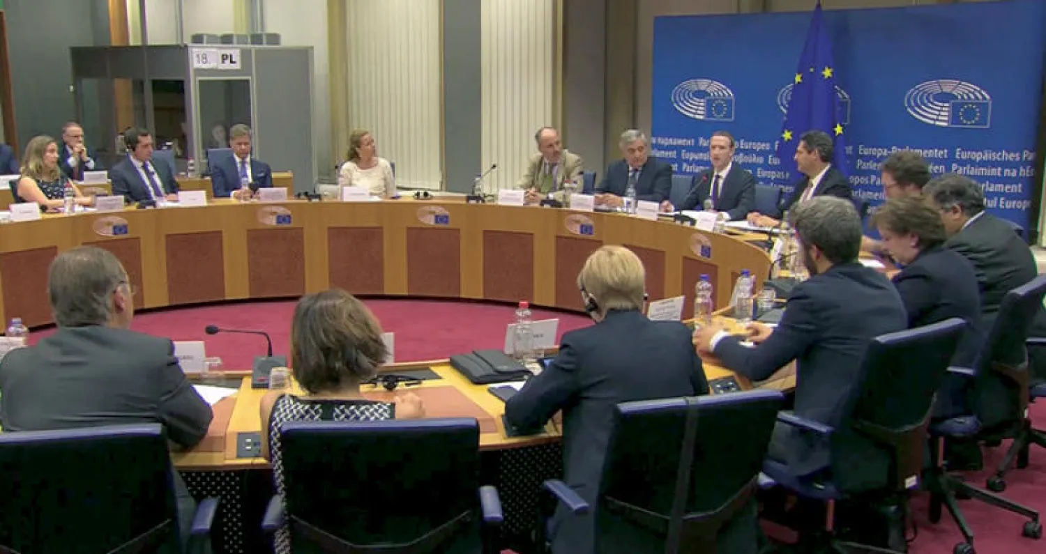 زوكربيرغ يرد على أسئلة النواب الأوروبيين في بروكسل أمس (رويترز)