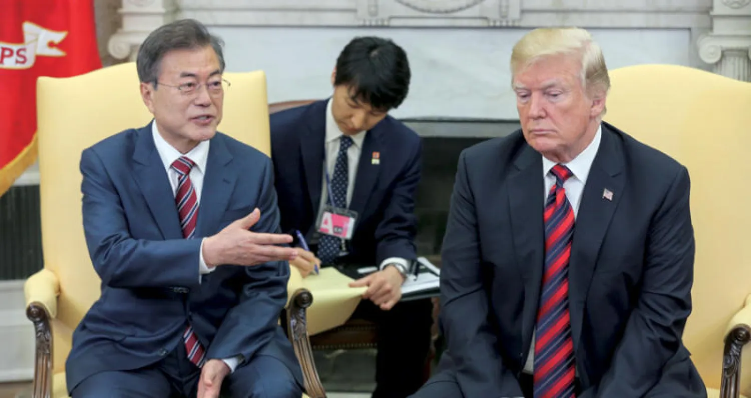 ترمب ومون يجيبان على أسئلة الصحافيين في البيت الأبيض أمس (إ.ب.أ)