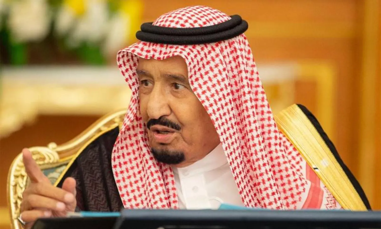 خادم الحرمين الشريفين الملك سلمان بن عبد العزيز خلال ترؤسه جلسة مجلس الوزراء بقصر السلام في جدة (واس)