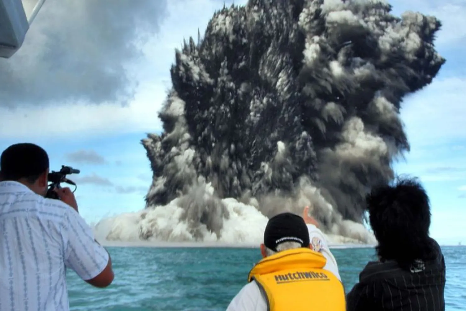 An undersea volcano erupts about 10 to 12 kilometres off the Tongatapu coast of Tonga in 2009. AFP: Lothar Slabon/Matangi Tonga
