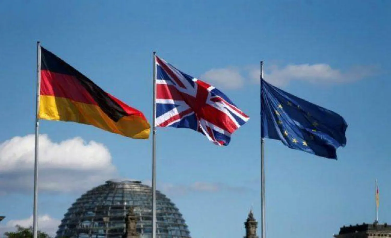 أعلام ألمانيا وبريطانيا والاتحاد الأوروبي في برلين (رويترز)