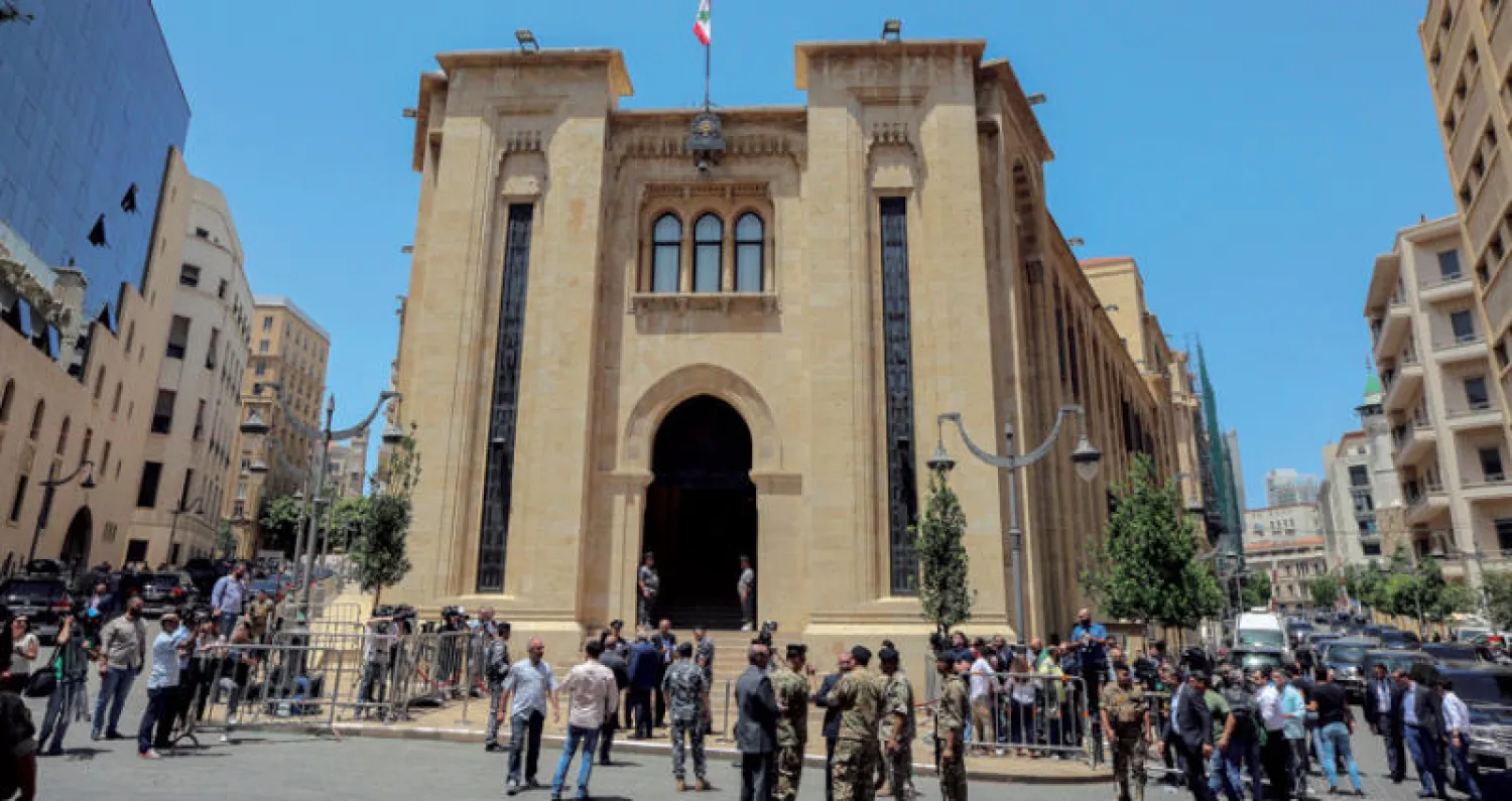 إجراءات لبنانية مكثفة أمام مبنى البرلمان خلال انعقاد جلسة انتخاب رئيس ونائب رئيس للمجلس أمس (إ.ب.أ)
