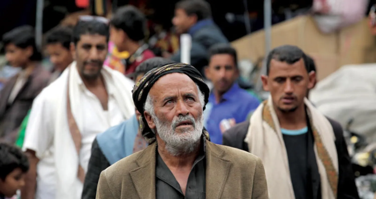 يمنيون في أحد شوارع صنعاء أمس (إ.ب.أ)