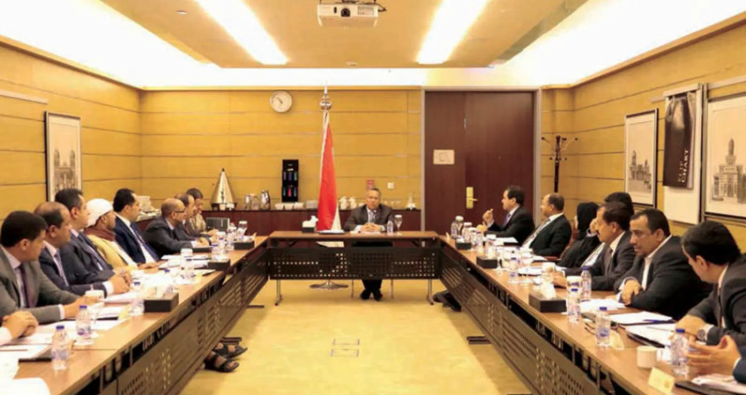 بن دغر لدى ترؤسه جلسة مجلس الوزراء اليمني في الرياض أمس (سبأ)