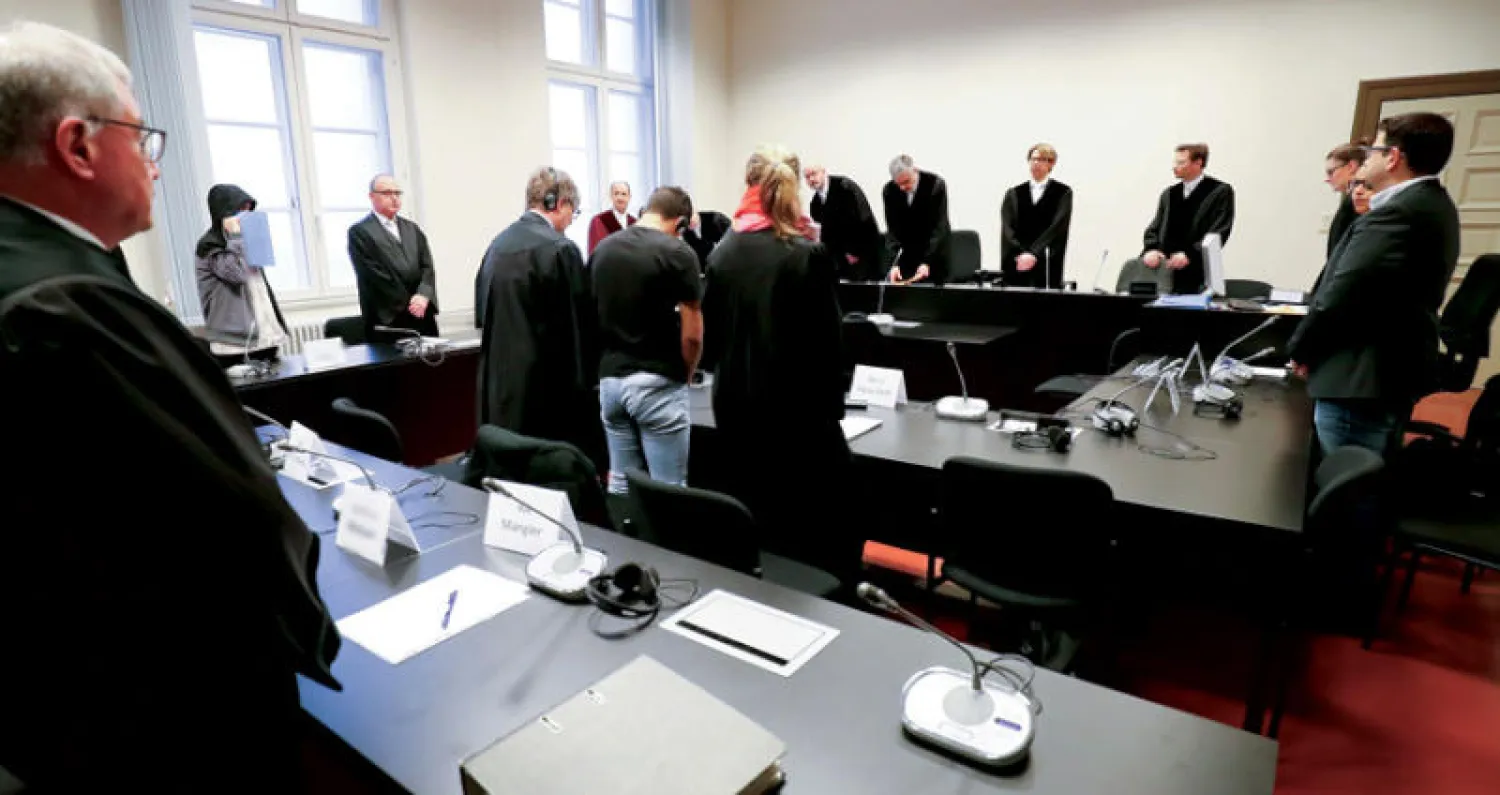 متهمان بالانتماء إلى {داعش} يمثلان أمام محكمة في هامبورغ في 12 مارس الماضي (أ.ف.ب)